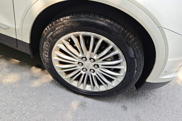 Used Cadillac XT5 2020 28T 4x4 Platinum Sport Edition Right Front Wheel Hub