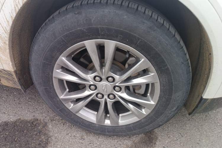 Used Cadillac XT5 2020 28T Luxury Version Right Front Wheel Hub