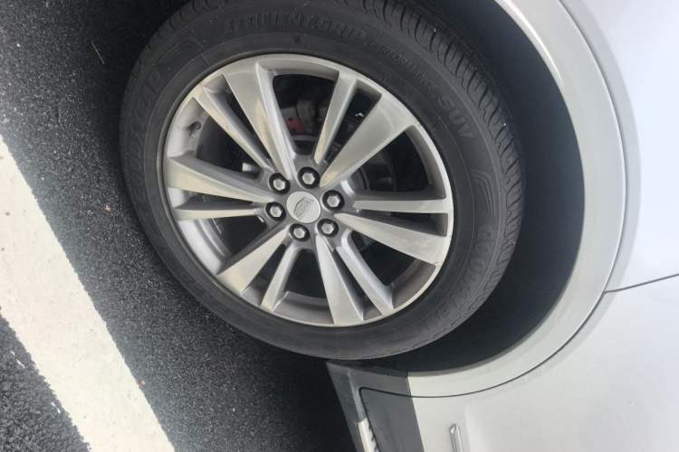 Used Cadillac XT5 2020 28T Luxury Version Right Front Wheel Hub