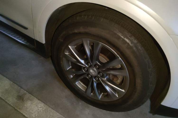 Used Cadillac XT5 2020 28T Luxury Version Right Front Wheel Hub