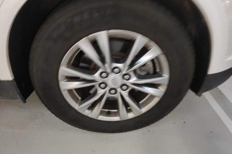 Used Cadillac XT5 2020 28T Luxury Version Right Front Wheel Hub