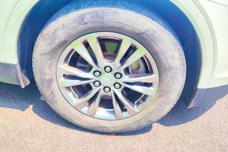 Used Cadillac XT5 2020 Revised Version 28T Luxury Edition Right Front Wheel Hub