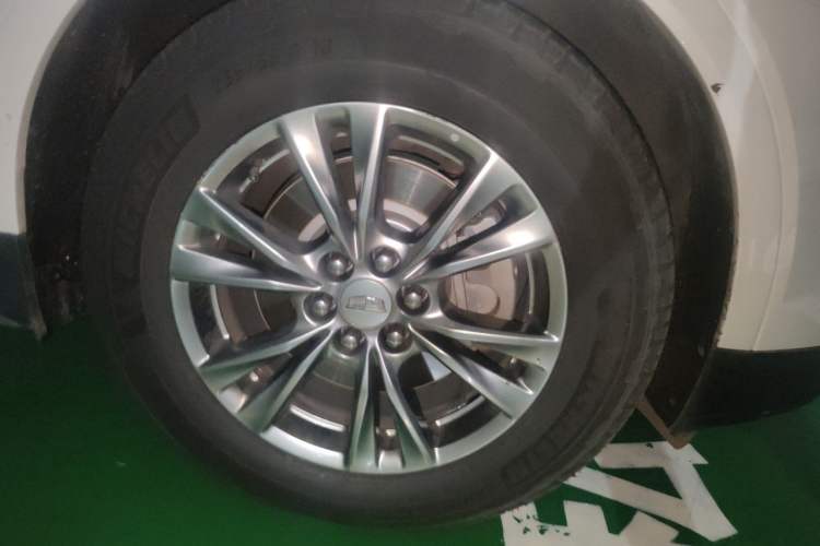 Used Cadillac XT5 2020 28T Luxury Version Right Front Wheel Hub