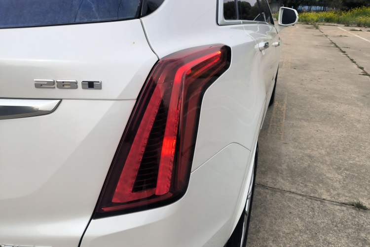 Used Cadillac XT5 2020 28T Luxury Version Right Rear Taillight