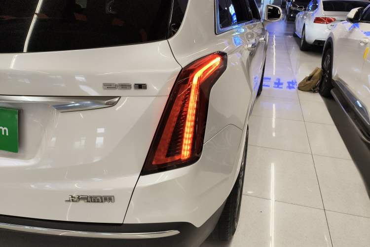 Used Cadillac XT5 2020 28T Luxury Version Right Rear Taillight