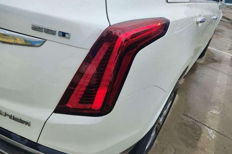 Used Cadillac XT5 2020 28T Luxury Version Right Rear Taillight