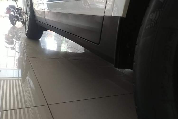 Used Cadillac XT5 2020 Revised Version 28T Luxury Edition Right Side Sill