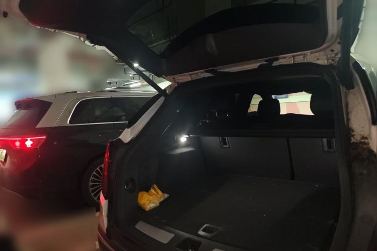 Used Cadillac XT5 2020 28T Luxury Version Trunk