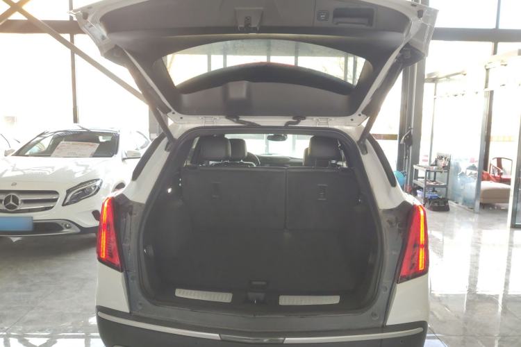 Used Cadillac XT5 2020 28T Luxury Version Trunk