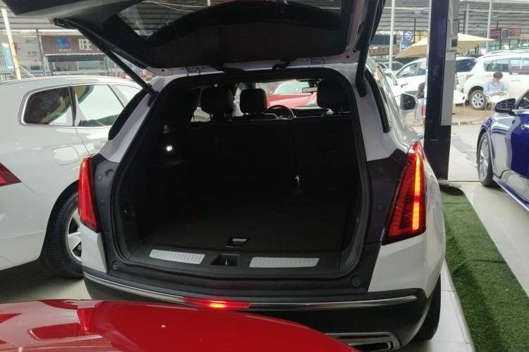 Used Cadillac XT5 2020 28T Luxury Version Trunk
