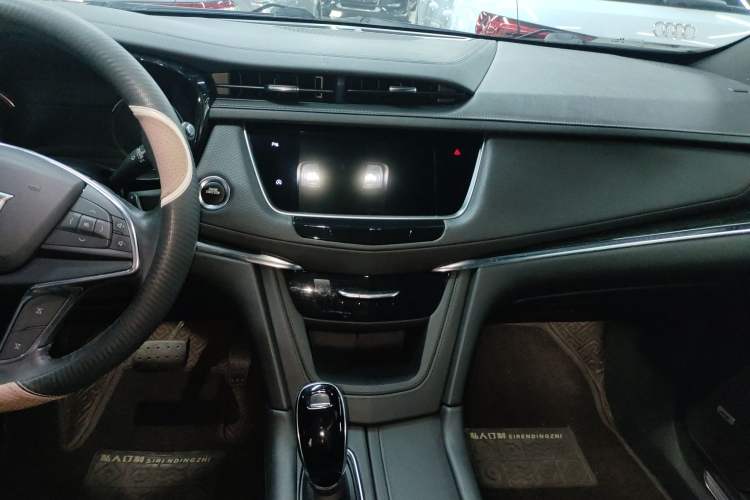 Used Cadillac XT5 2021 2.0T Two-Wheel Drive Luxury Version Audio And AC Panel