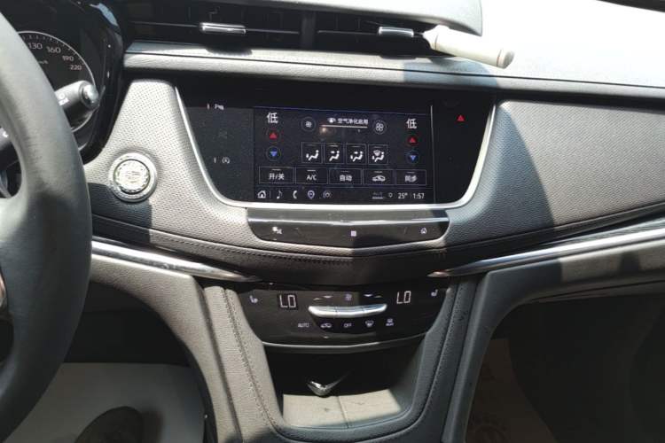 Used Cadillac XT5 2021 2.0T Two-Wheel Drive Luxury Version Audio And AC Panel