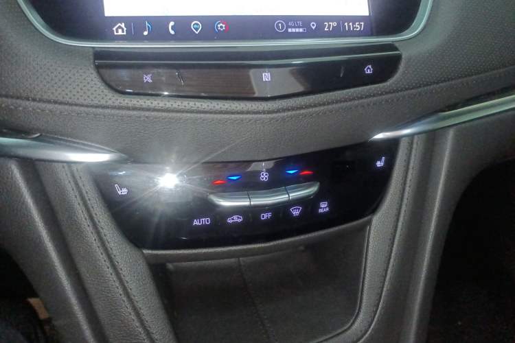 Used Cadillac XT5 2021 2.0T Two-Wheel Drive Luxury Version Audio And AC Panel