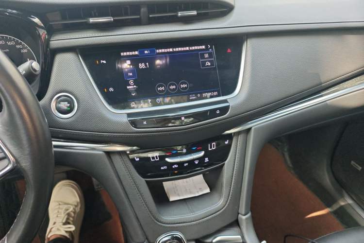 Used Cadillac XT5 2021 2.0T Two-Wheel Drive Luxury Version Audio And AC Panel