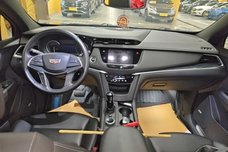 Used Cadillac XT5 2021 28T Luxury Model Center Console