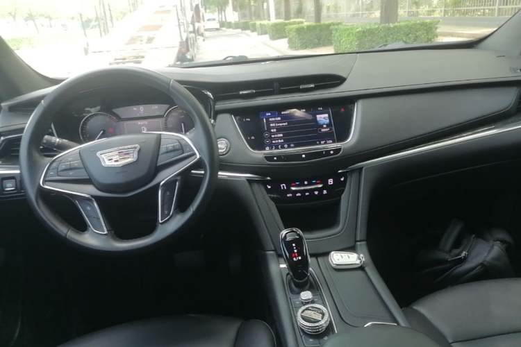Used Cadillac XT5 2021 28T Luxury Model Center Console