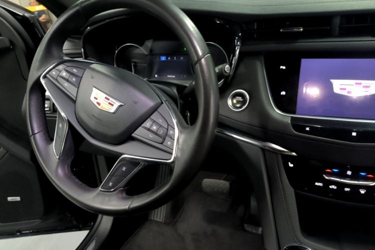Used Cadillac XT5 2021 28T Luxury Model Center Console