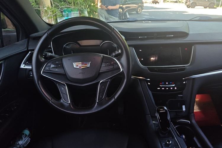 Used Cadillac XT5 2021 2.0T Two-Wheel Drive Luxury Version Center Console