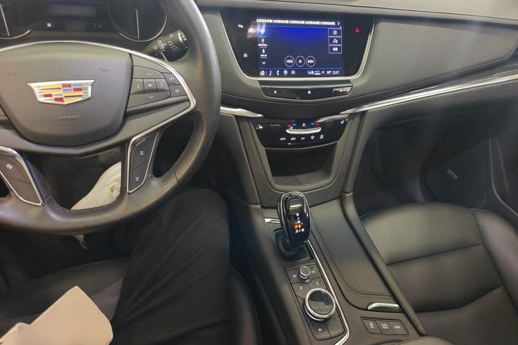 Used Cadillac XT5 2021 28T Luxury Model Center Console