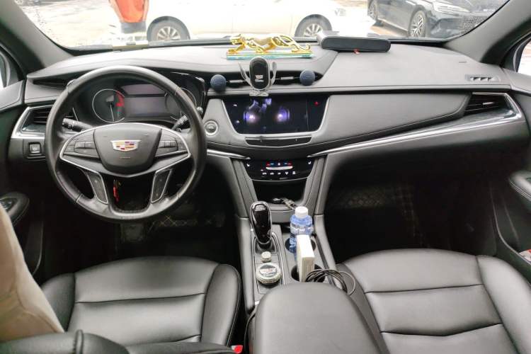Used Cadillac XT5 2021 28T Luxury Model Center Console