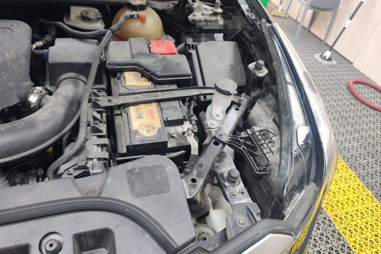 Used Cadillac XT5 2021 28T Luxury Model Engine Bay Left