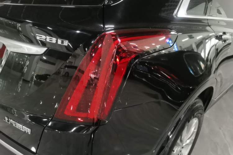Used Cadillac XT5 2021 28T Luxury Model Exterior 3