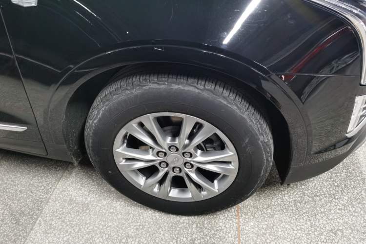Used Cadillac XT5 2021 28T Luxury Model Exterior 4