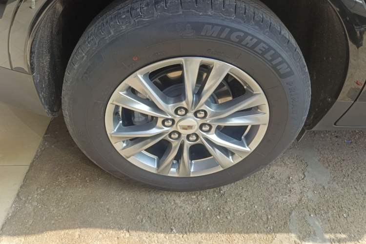 Used Cadillac XT5 2021 28T Luxury Model Exterior 5