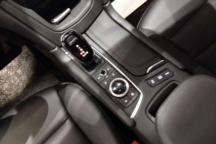 Used Cadillac XT5 2021 2.0T Two-Wheel Drive Luxury Version Gear Lever