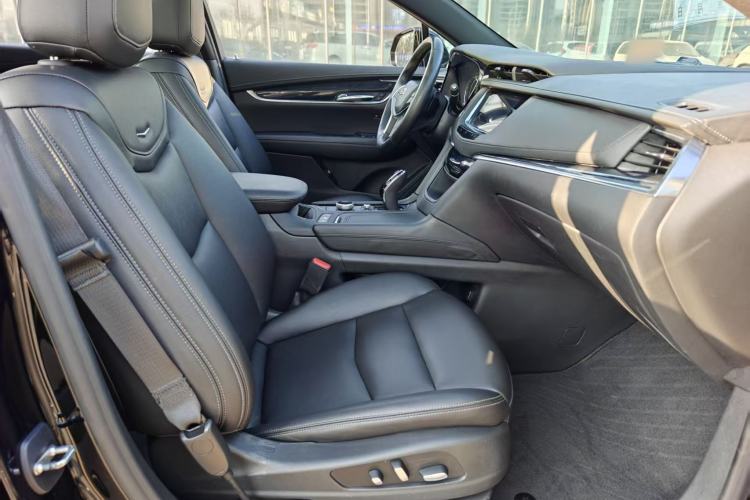 Used Cadillac XT5 2021 28T Luxury Model Interior 10