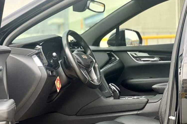 Used Cadillac XT5 2021 28T Luxury Model Interior 2