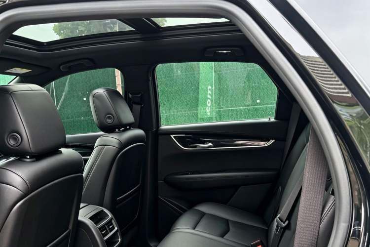 Used Cadillac XT5 2021 28T Luxury Model Interior 2