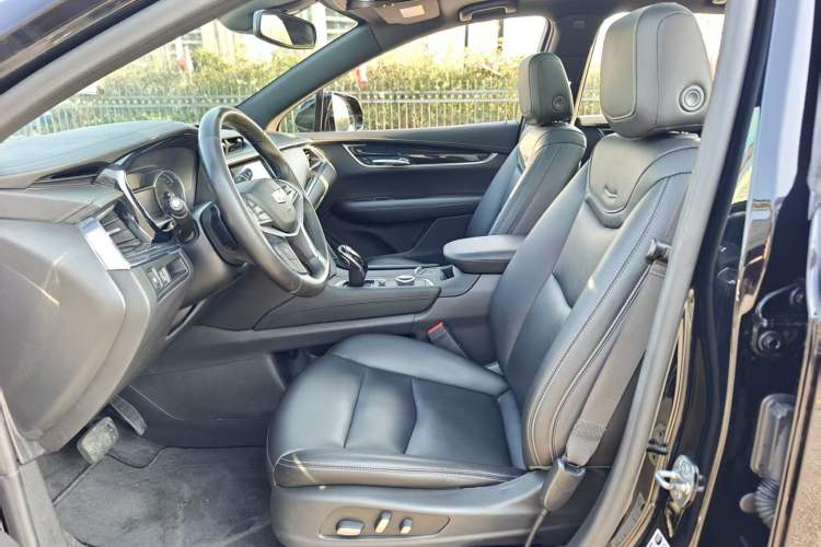 Used Cadillac XT5 2021 28T Luxury Model Interior 2
