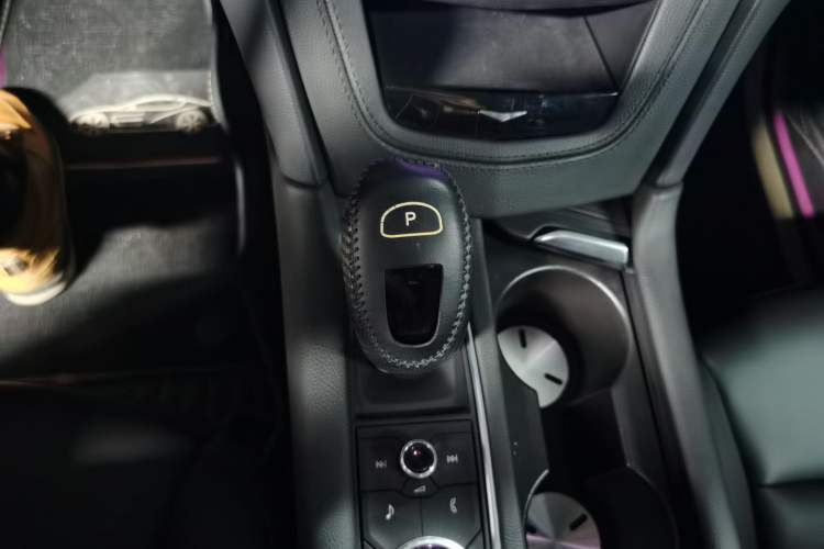 Used Cadillac XT5 2021 28T Luxury Model Interior 3