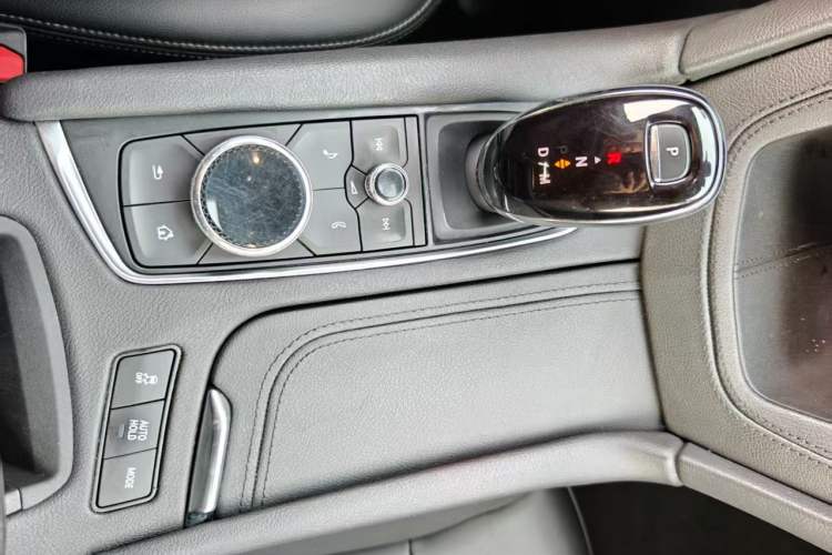 Used Cadillac XT5 2021 28T Luxury Model Interior 4