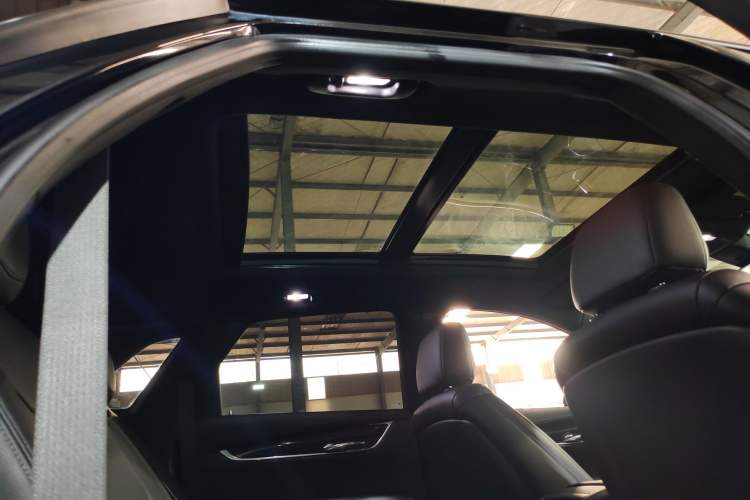 Used Cadillac XT5 2021 28T Luxury Model Interior 5