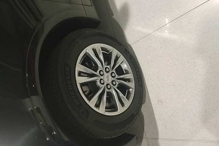 Used Cadillac XT5 2021 28T Luxury Model Left Front Wheel Hub