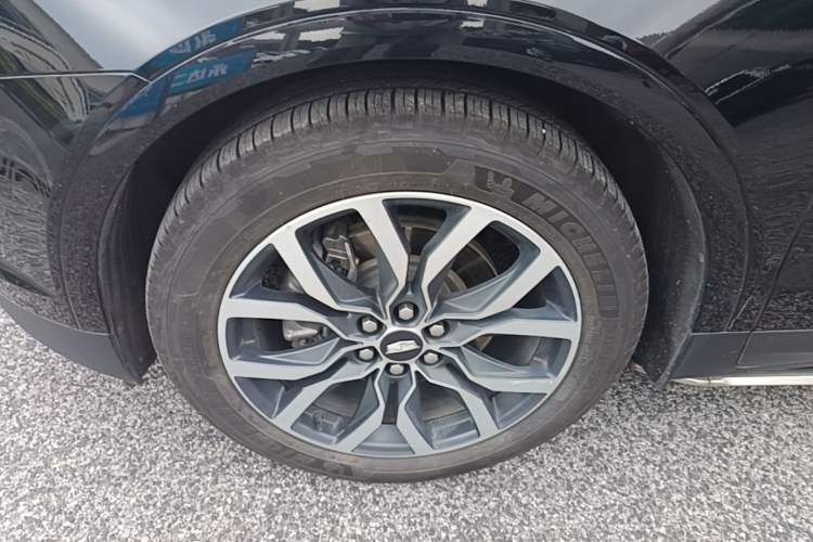 Used Cadillac XT5 2021 28T Four-Wheel Drive Leading Sport Model Left Front Wheel Hub