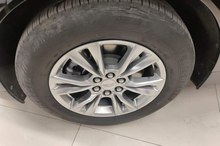 Used Cadillac XT5 2021 2.0T Two-Wheel Drive Luxury Version Left Front Wheel Hub