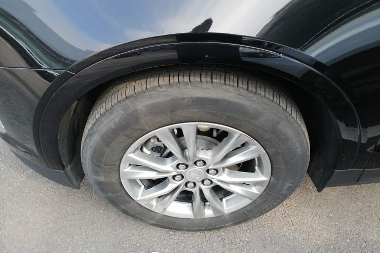 Used Cadillac XT5 2021 28T Luxury Model Left Front Wheel Hub