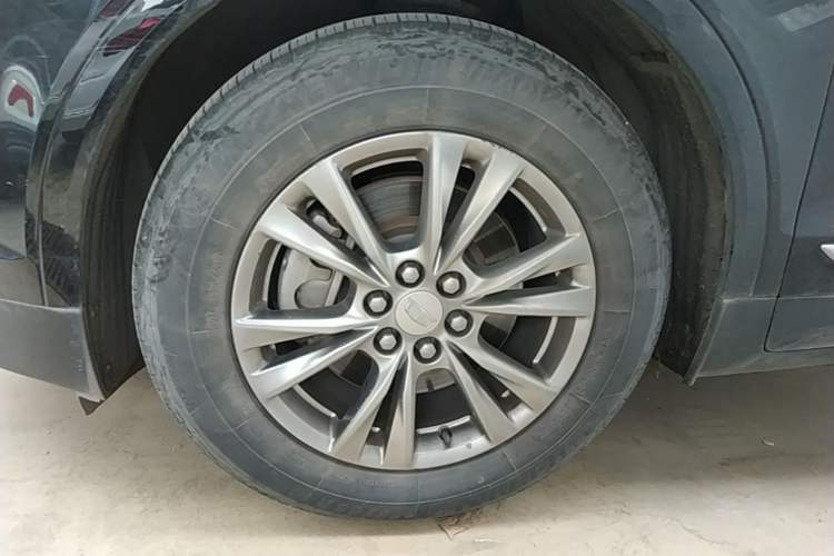 Used Cadillac XT5 2021 28T Luxury Model Left Front Wheel Hub