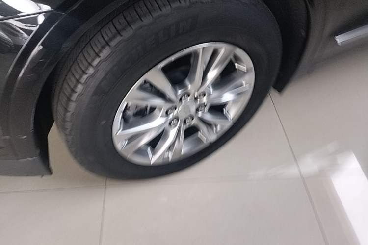 Used Cadillac XT5 2021 28T Luxury Model Left Front Wheel Hub