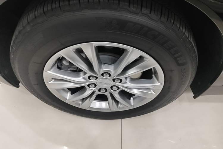 Used Cadillac XT5 2021 28T Luxury Model Left Front Wheel Hub