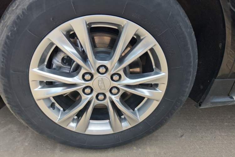 Used Cadillac XT5 2021 2.0T Two-Wheel Drive Luxury Version Left Front Wheel Hub