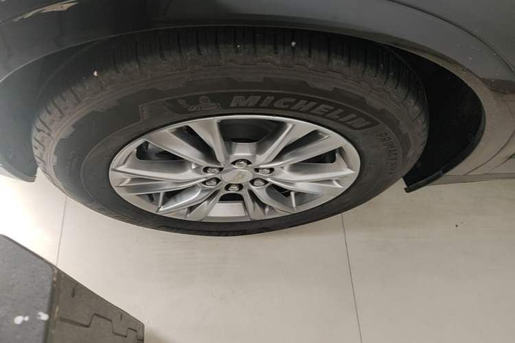 Used Cadillac XT5 2021 28T Luxury Model Left Front Wheel Hub
