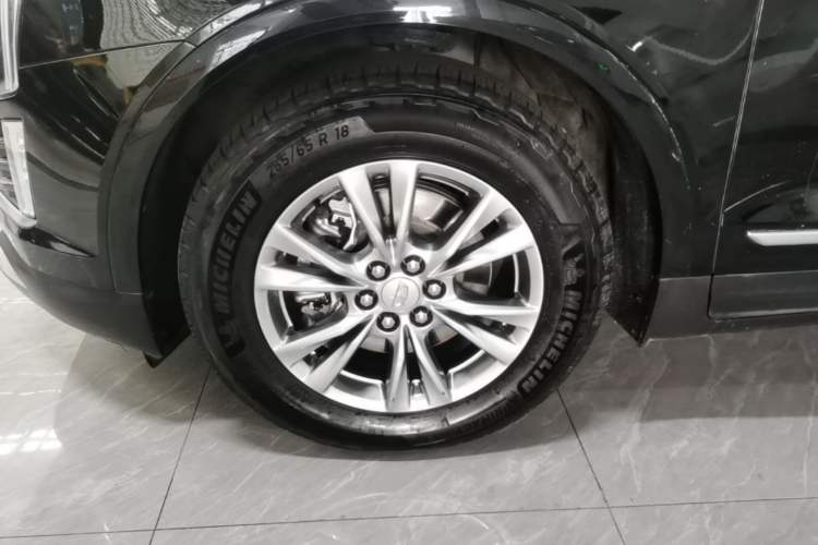 Used Cadillac XT5 2021 28T Luxury Model Left Front Wheel Hub