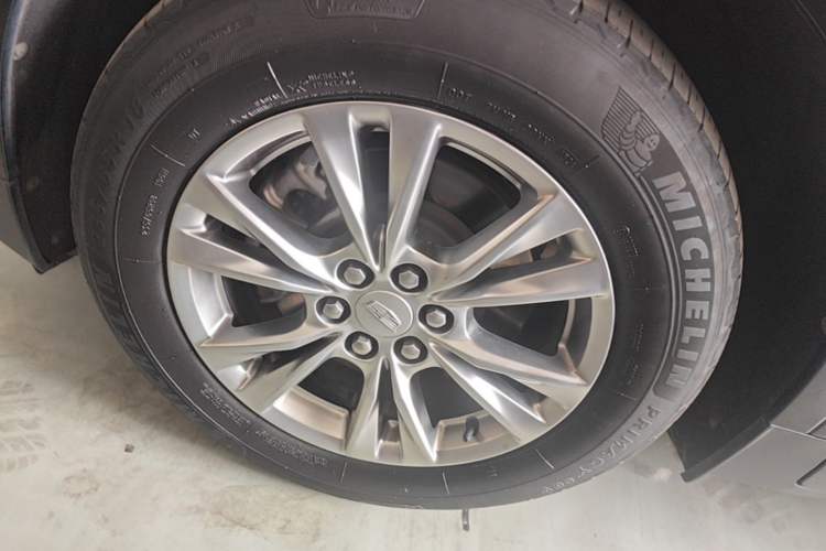 Used Cadillac XT5 2021 2.0T Two-Wheel Drive Luxury Version Left Front Wheel Hub