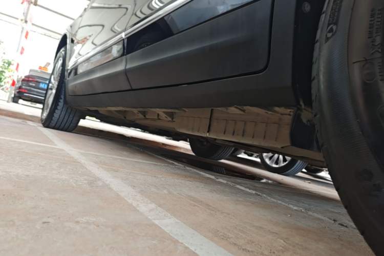 Used Cadillac XT5 2021 2.0T Four-Wheel Drive Luxury Version Left Side Sill