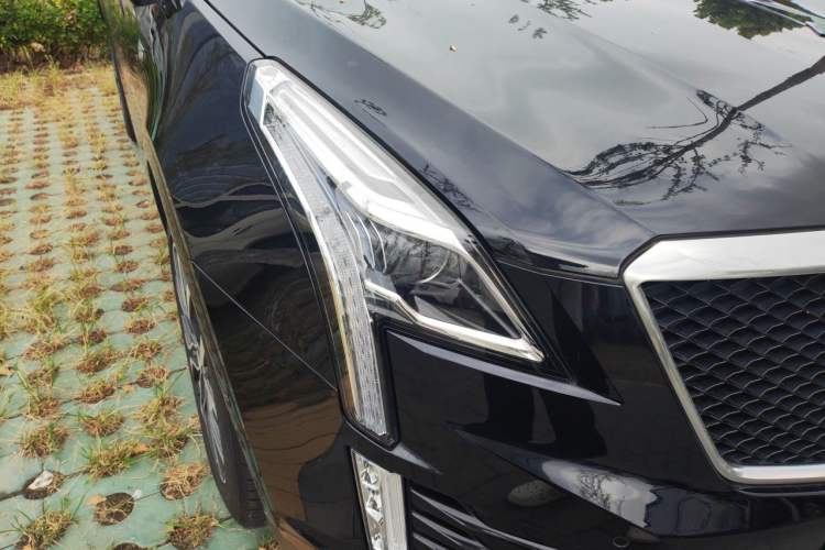 Used Cadillac XT5 2021 2.0T Four-Wheel Drive Premium Edition Right Front Headlight