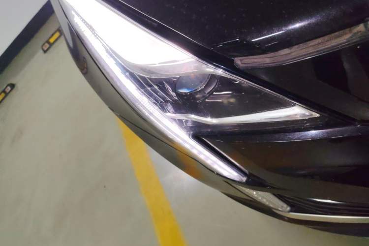 Used Cadillac XT5 2021 2.0T Four-Wheel Drive Luxury Version Right Front Headlight